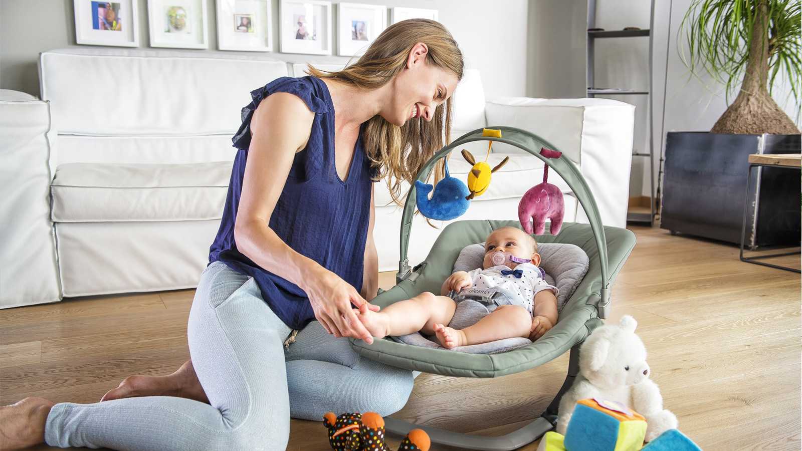 Mama-con-bebe-en-hamaquita-lounge-inglesina